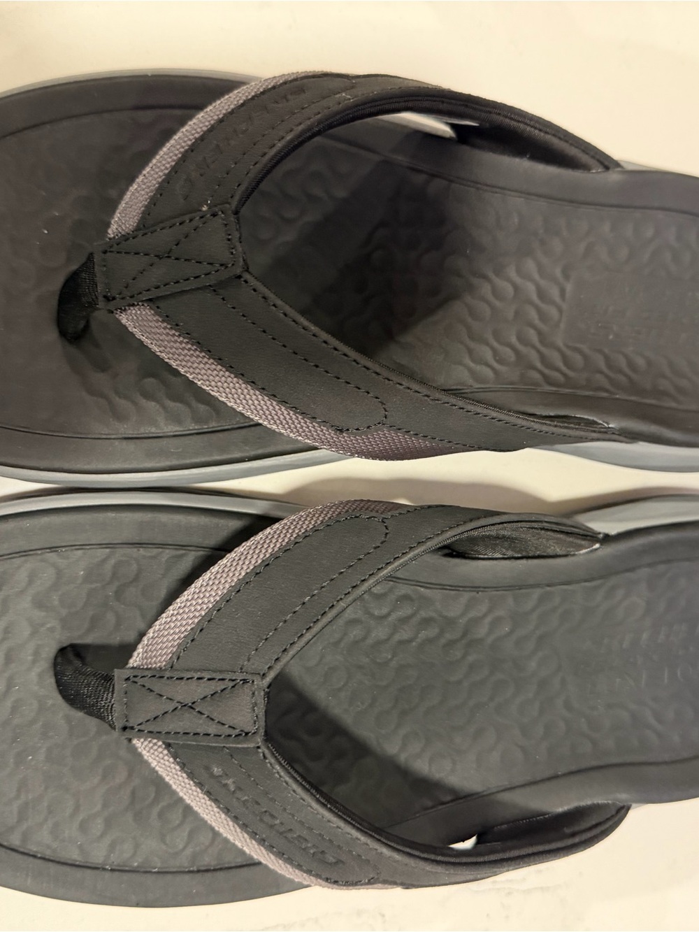 NEW Men's SKECHERS Luxe Foam Black and Gray Sport Flip-Flop Sandals Size 12US